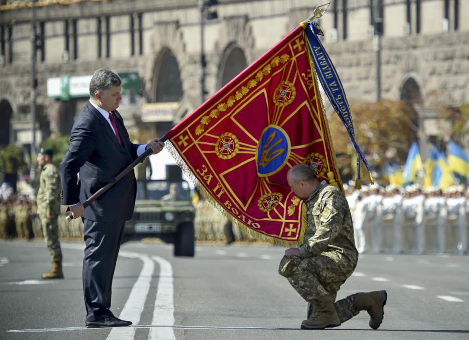 Poroshenko: “Nga điều ba đoàn quân hùng hậu xâm nhập biên giới Ukraina“