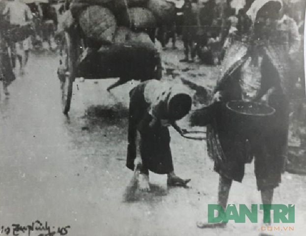 nhat tung hat gao roi vai tren duong