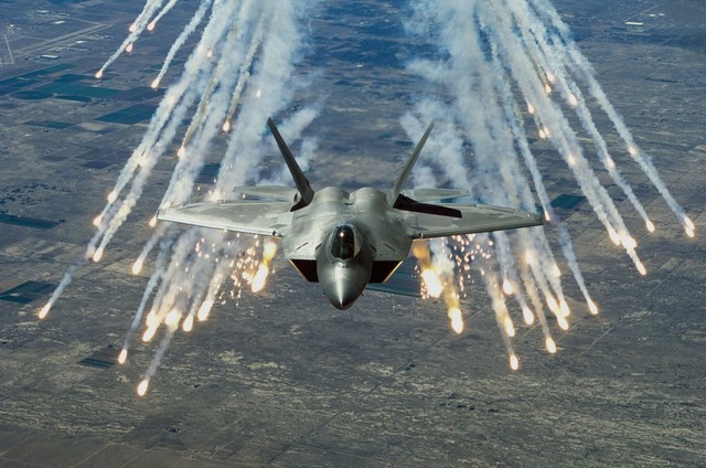 Mỹ điều chiến đấu cơ tàng hình F-22 tới châu Âu