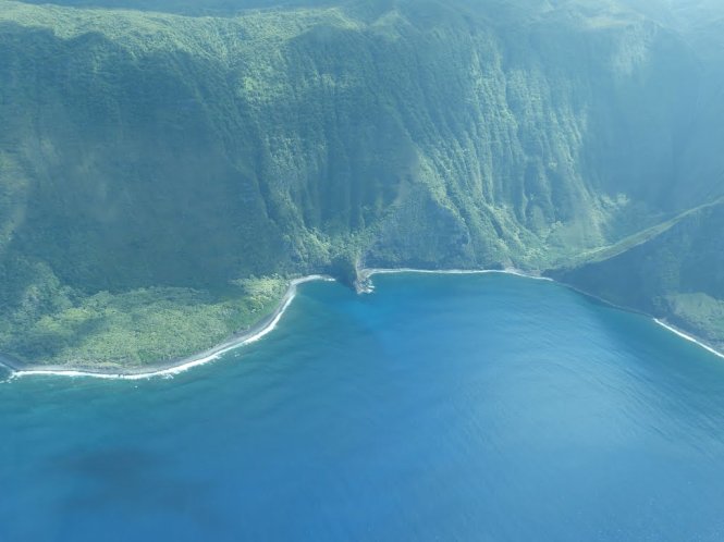 vach da kalaupapa o hawaii diu dang voi lop ao xanh mau thuc vat - anh: panoramio