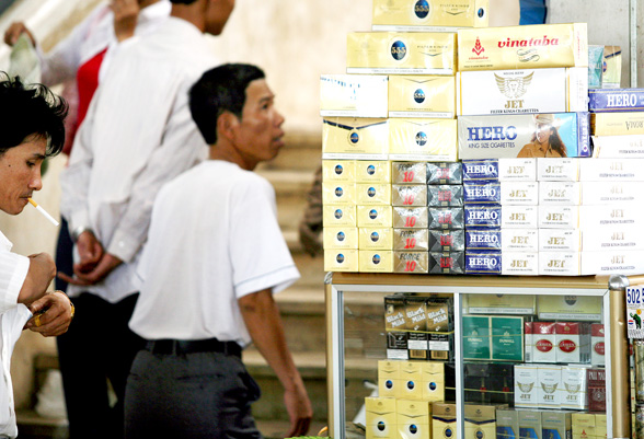 Quy định trưng bày nhãn hiệu thuốc lá tại điểm bán lẻ: “Bắt cóc bỏ đĩa”?