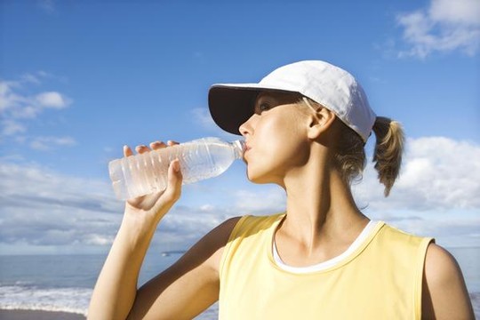 5 sai lầm thường mắc phải khi uống nước